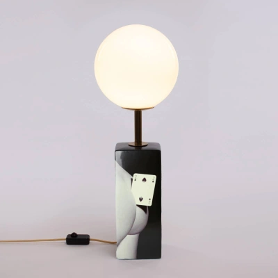 SELETTI LED stolní lampa Toiletpaper s motivem karet