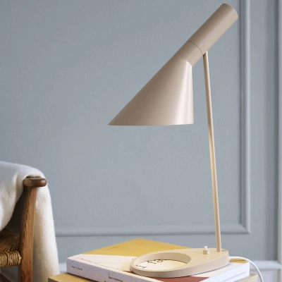 Louis Poulsen Designová stolní lampa Louis Poulsen AJ sand
